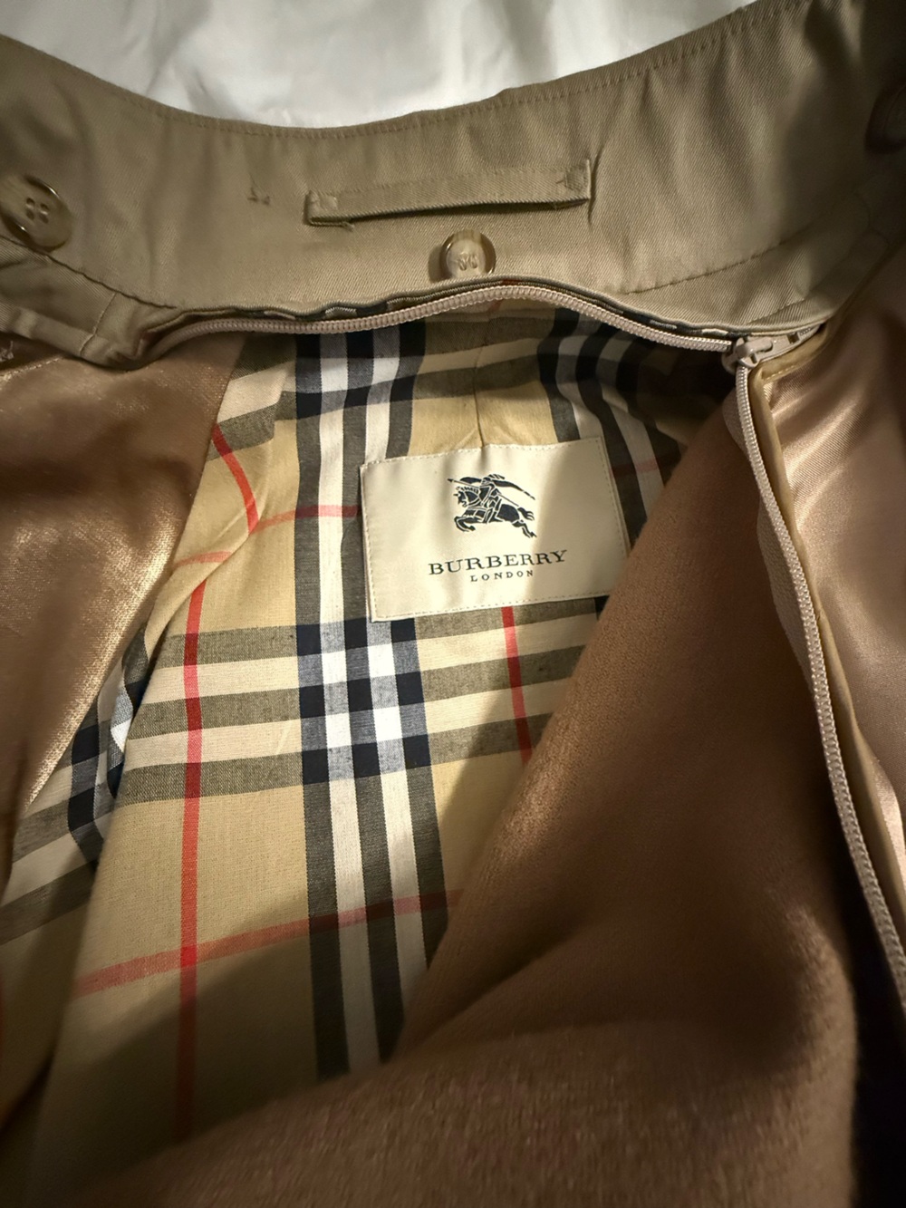 Burberry Men’s Beige Double-Breasted Trench Coat. NWOT - Picture 8 of 10